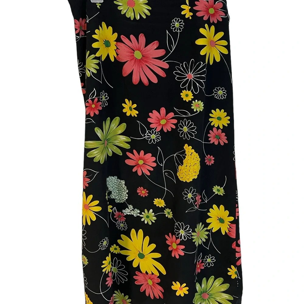 A pretty skirt for the spring / summer. In size 10 - Picture 1 of 4
